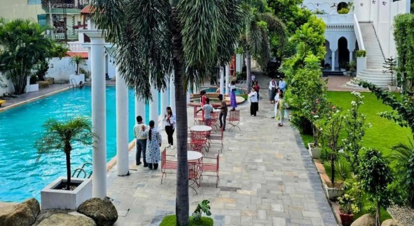 Club Denovo Hotel Butwāl Kültér fotó