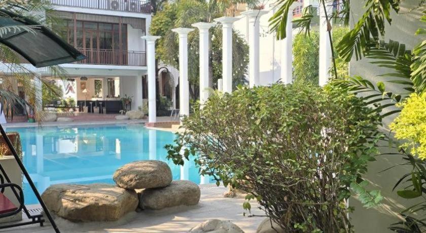 Club Denovo Hotel Butwāl Kültér fotó