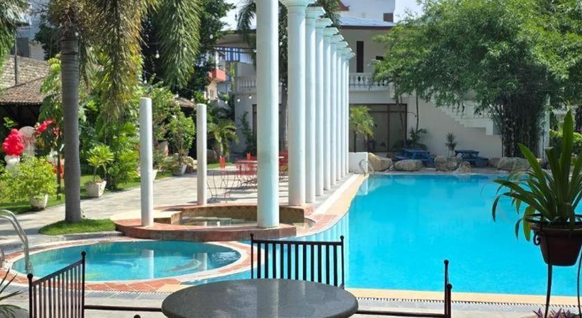 Club Denovo Hotel Butwāl Kültér fotó
