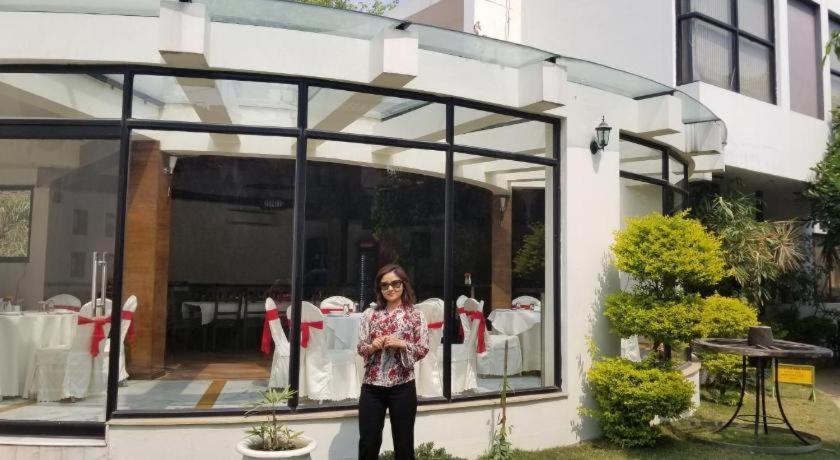 Club Denovo Hotel Butwāl Kültér fotó