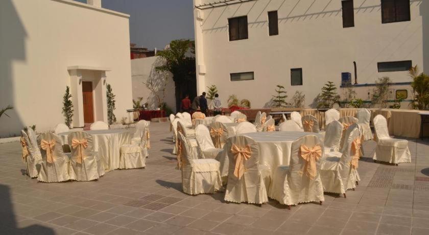 Club Denovo Hotel Butwāl Kültér fotó