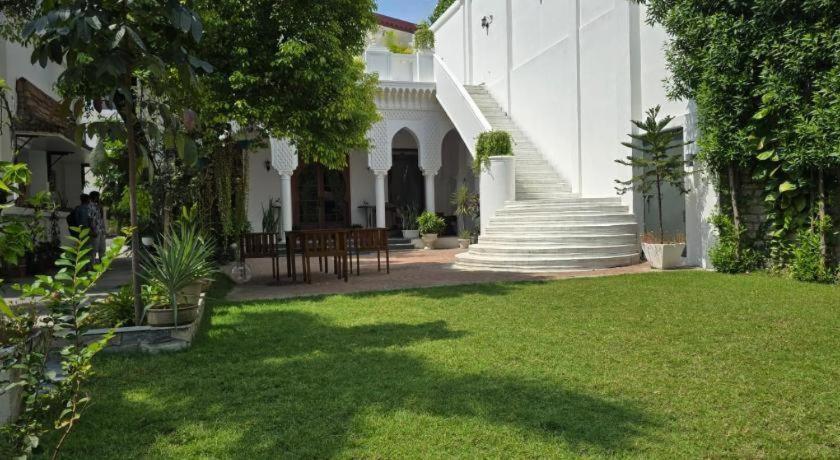 Club Denovo Hotel Butwāl Kültér fotó