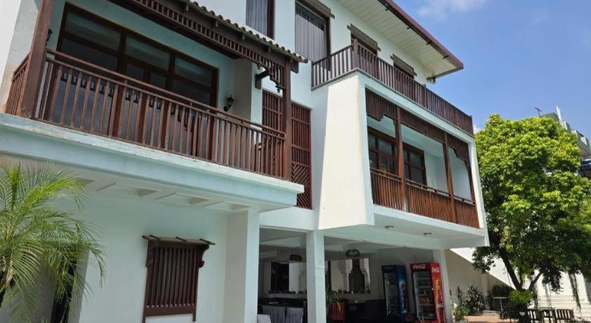 Club Denovo Hotel Butwāl Kültér fotó