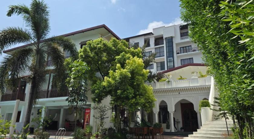 Club Denovo Hotel Butwāl Kültér fotó