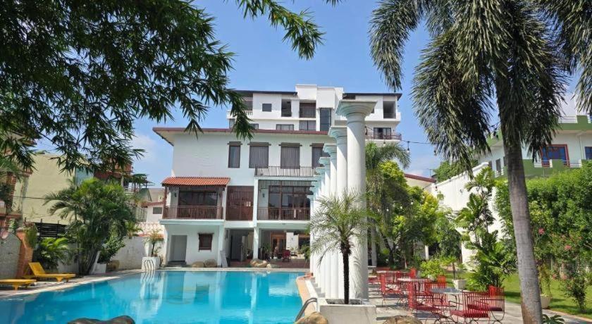 Club Denovo Hotel Butwāl Kültér fotó
